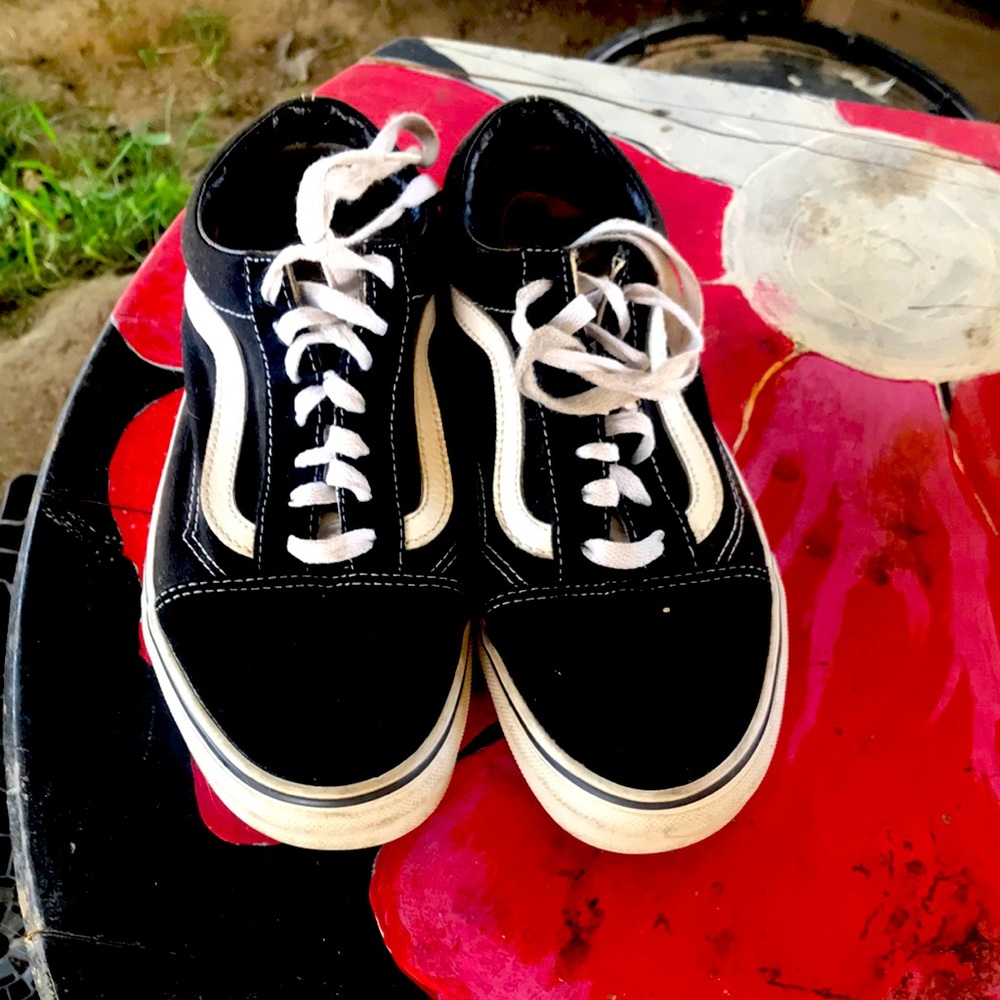 Mens size 6 womens 7.5 black low top vans skateboard shoes